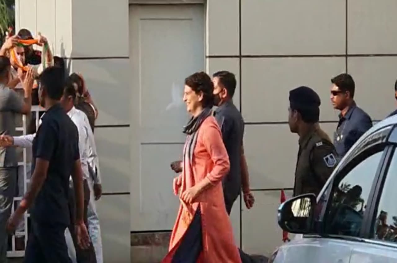 Indore Breaking: प्रियंका गांधी वाड्रा पहुंचीं इंदौर एयरपोर्ट, कांग्रेस कार्यकर्ताओं ने किया स्वागत