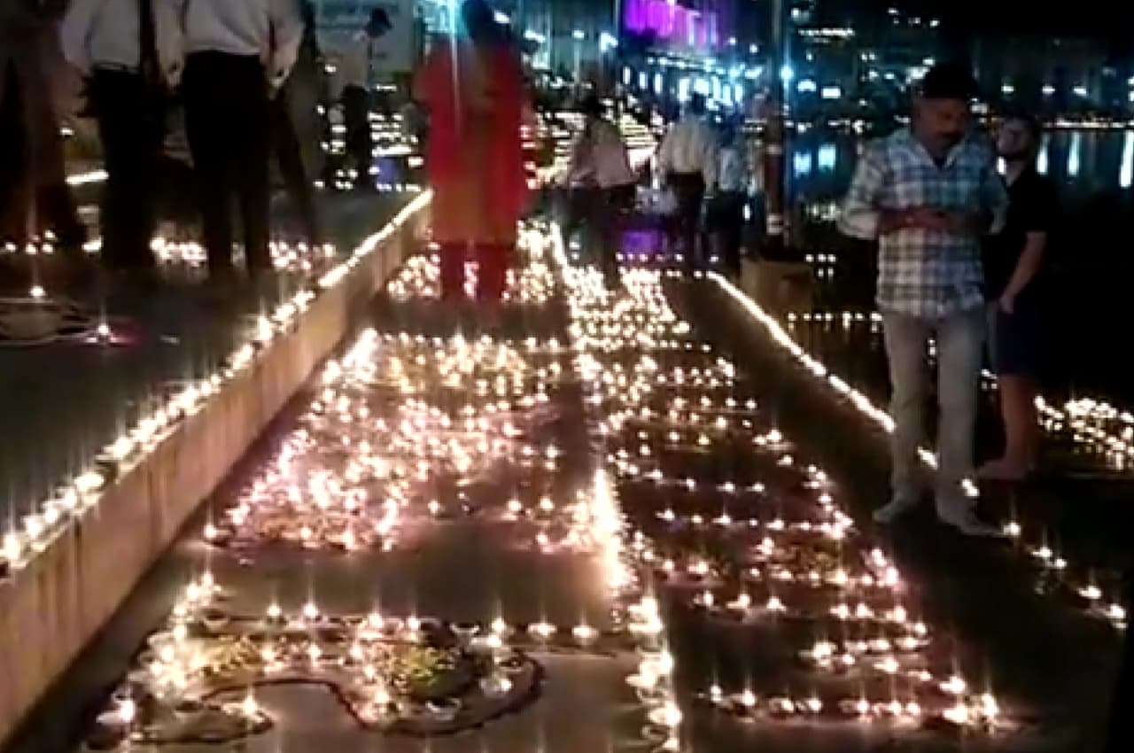 Pushkar Mela 2022: सवा लाख दीपकों से जगमगा उठा पुष्कर सरोवर, अद्भुत दृश्य ने रचा इतिहास, देखें वीडियो