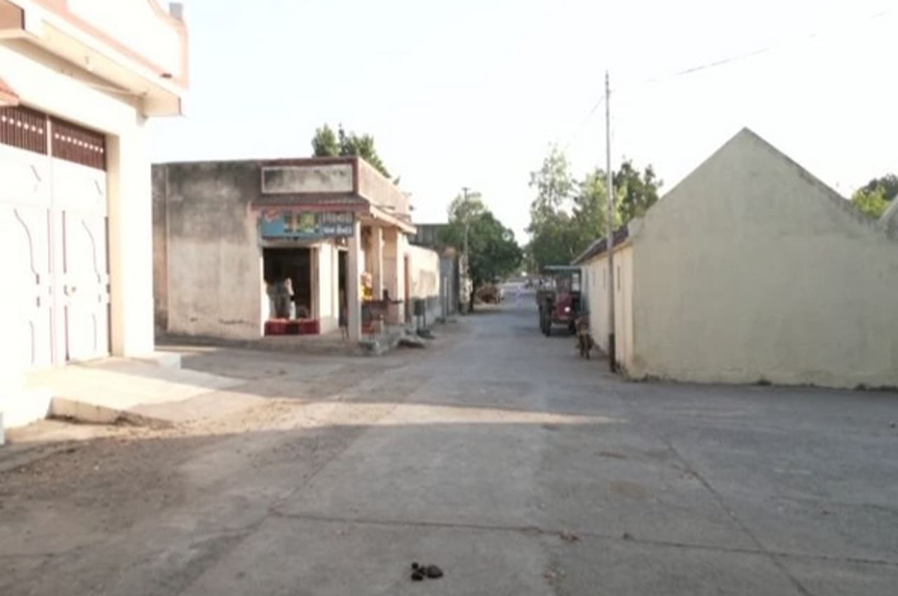 Gujarat Elections 2022: गुजरात के इस गांव में 1983 के बाद से पार्टियों के प्रचार पर बैन, वोटिंग को लेकर भी हैं सख्त नियम