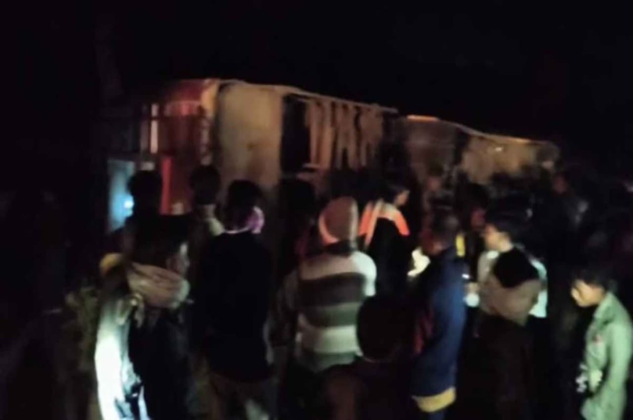 MP Road Accident: रतलाम-झाबुआ मार्ग पर अनियंत्रित बस पलटी, एक की मौत, दर्जन से अधिक यात्री घायल