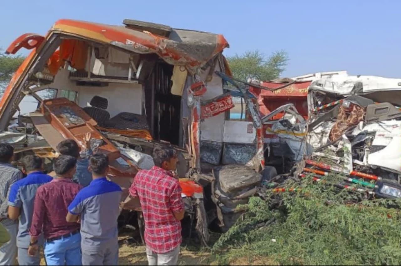 Road Accident: बाड़मेर में बस और ट्रेलर के बीच भीषण टक्कर, 2 लोगों की मौके पर ही दर्दनाक मौत
