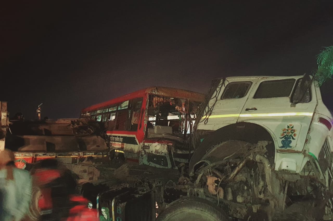 Road Accident: आगरा रोड़ पर भीषण सड़क हादसा, ट्रेलर और बस की भिड़ंत में 6 यात्री गंभीर घायल