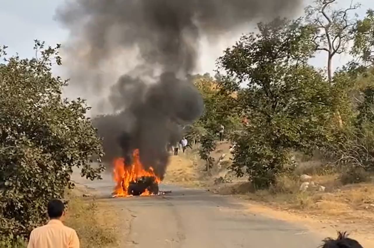 Udaipur: सड़क पर चलती कार बनी आग का गोला, कार में सवार 4 लोगों की मुश्किल से बची जान, देखें