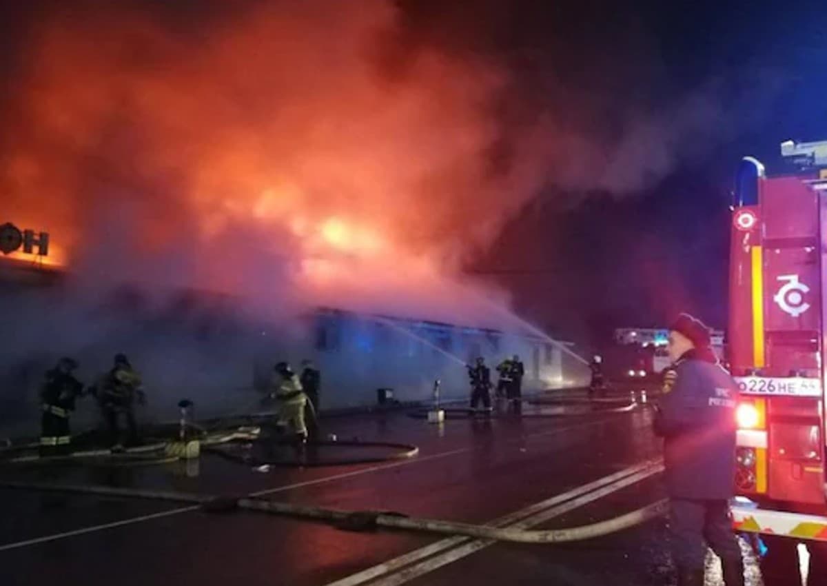 Russian Cafe Fire: रूस के कैफे में आग लगने से 13 लोगों की मौत, 250 लोगों को सुरक्षित निकाला