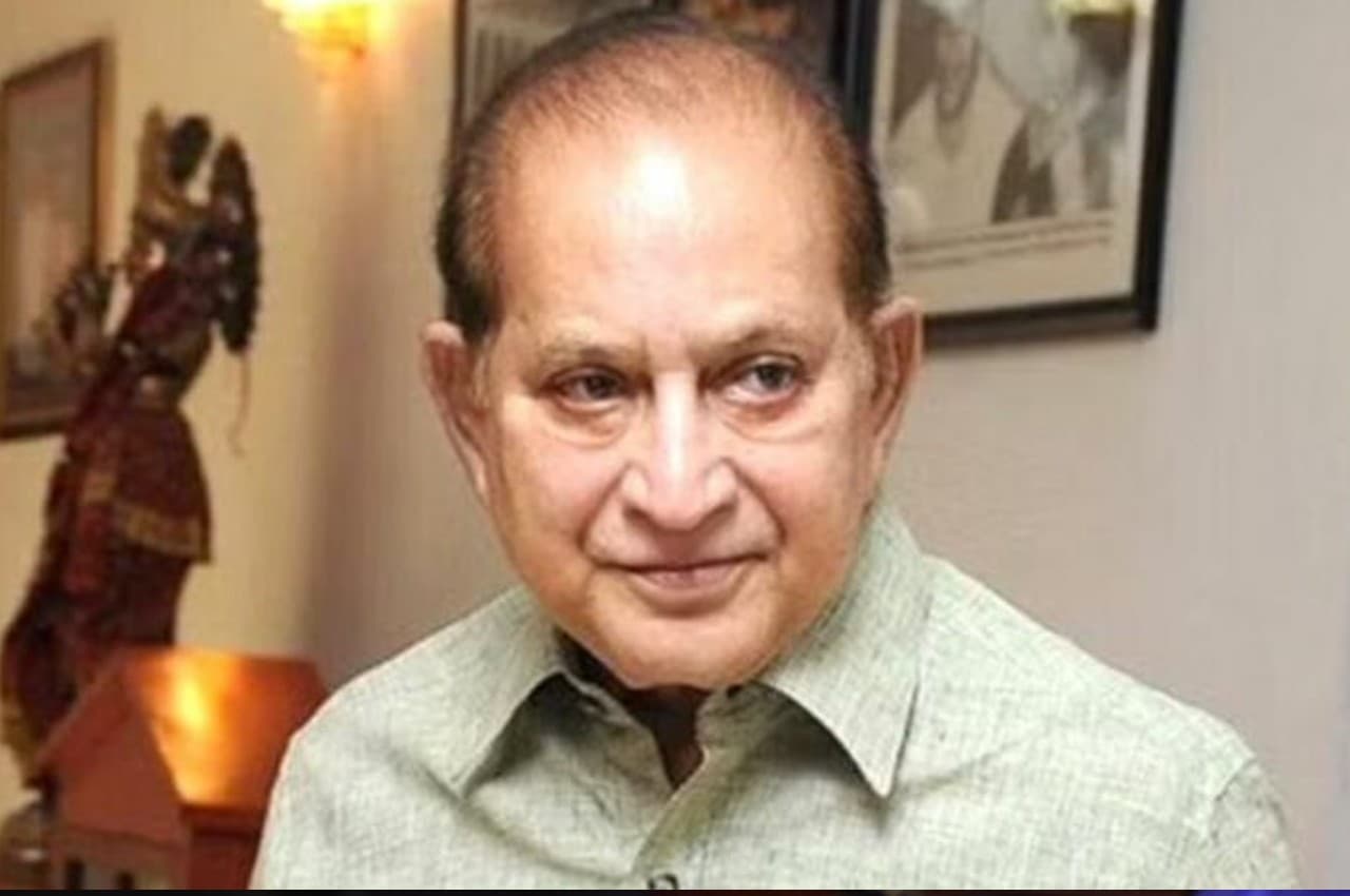 Superstar Krishna: साउथ के सुपरस्टार महेश बाबू के पिता कृष्णा का निधन, कार्डियक अरेस्ट के बाद कराया गया था भर्ती