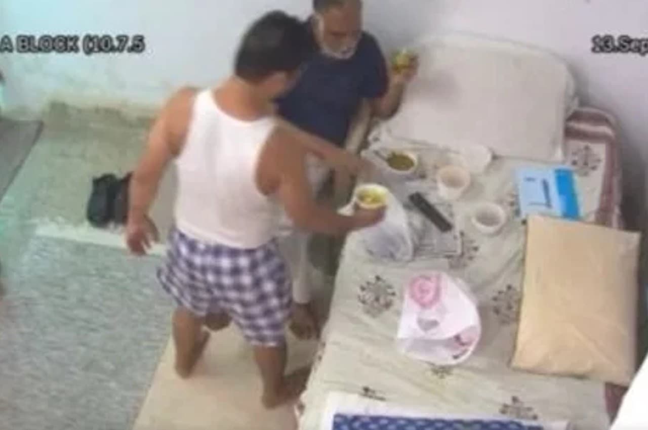 तिहाड़ में बंद सत्येंद्र जैन का नया Video; बाहर का खाना खाते दिखे मंत्री, BJP बोली- लग रहा रिसॉर्ट...