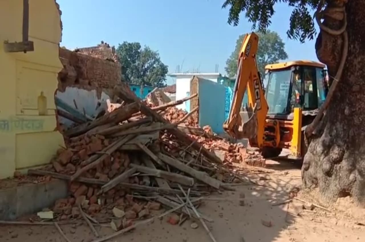 शहडोल में बड़ी कार्रवाई, नाबालिग से दुष्कर्म के आरोपित के घर पर चला बुलडोजर