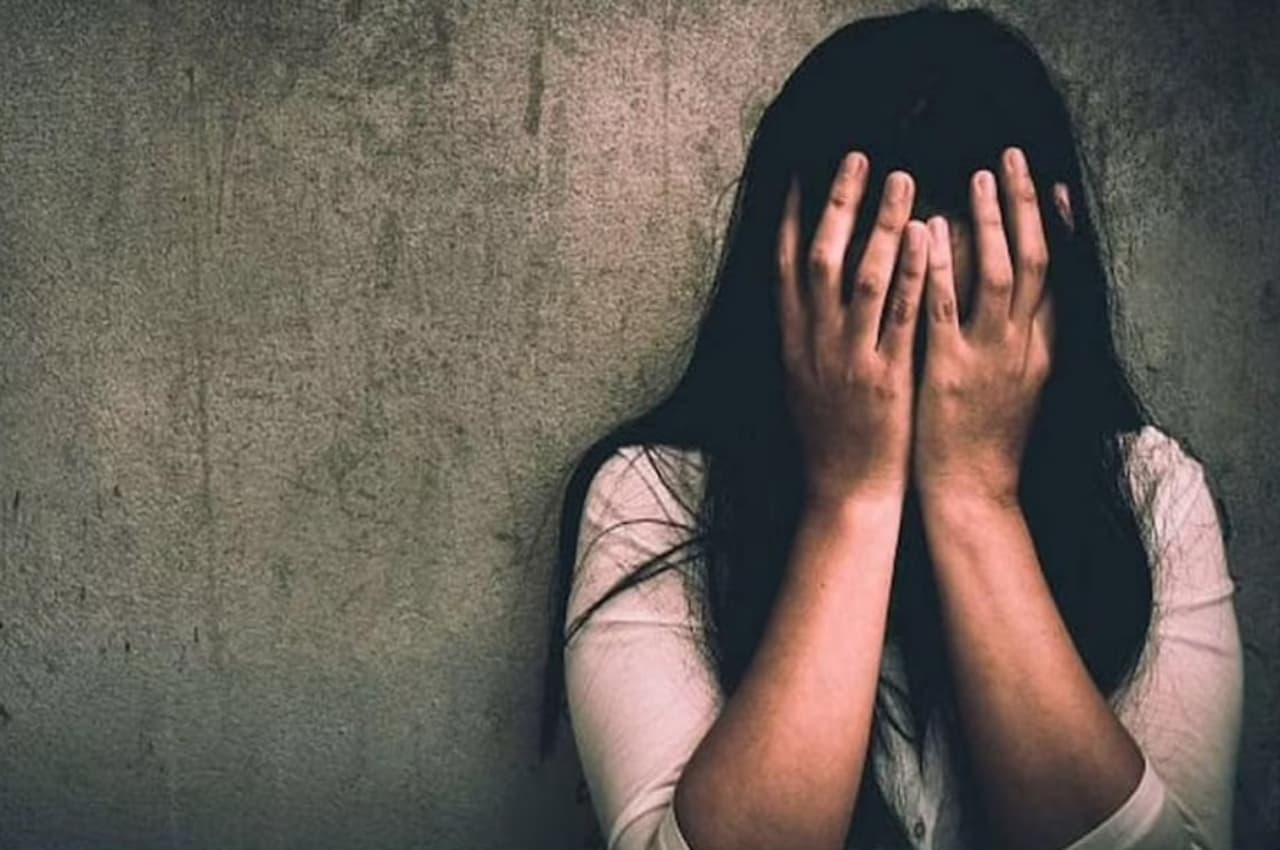 सब-इंस्पेक्टर पर दुष्कर्म का आरोप! जब अधिकारियों ने नहीं सुना तो पीड़िता ने उठाया ये बड़ा कदम