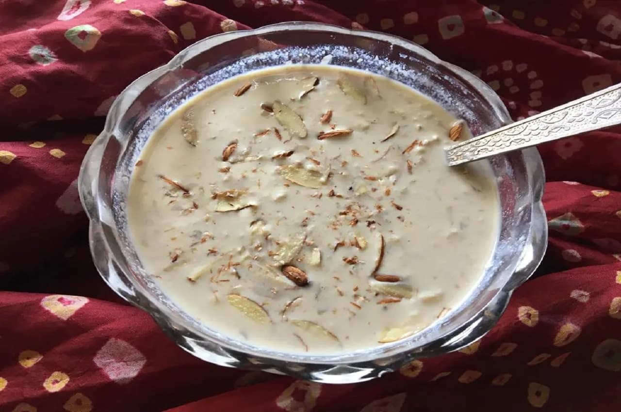Leftover Sweet Recipe: स्वाद में खूब लाजवाब लगती है सोन पापड़ी की खीर, इस विधि से बनाकर सबको खिलाएं