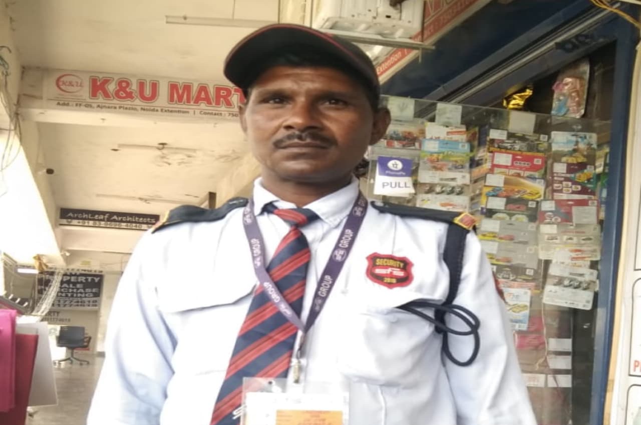 Noida News: लूट-मार के दौर में सिक्योरिटी गार्ड ने पेश की ईमानदारी की मिसाल, सोसायटी वालों ने भी किया उनका सम्मान