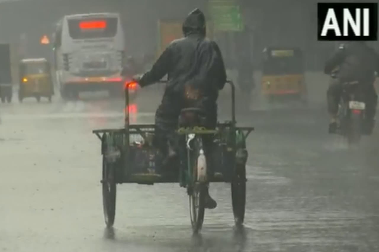 तमिलनाडु में बारिश का कहर जारी; निचले इलाकों में भरा पानी, 5 जिलों में बाढ़ का अलर्ट जारी
