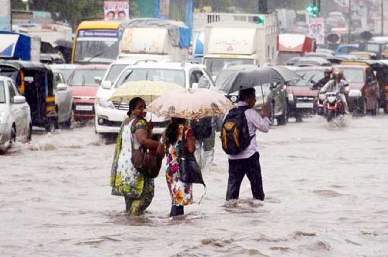 Tamil Nadu Rain: तमिलनाडु के कई जिले रेड अलर्ट पर, भारी बारिश के चलते स्कूल और कॉलेज बंद रहेंगे
