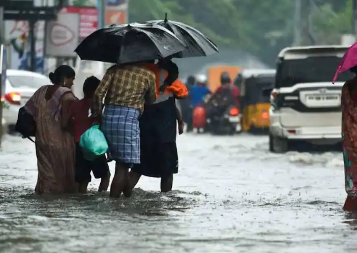 Tamil Nadu Rain: तमिलनाडु में भारी बारिश से दो लोगों की मौत, 7 जिलों में स्कूल किया गया बंद