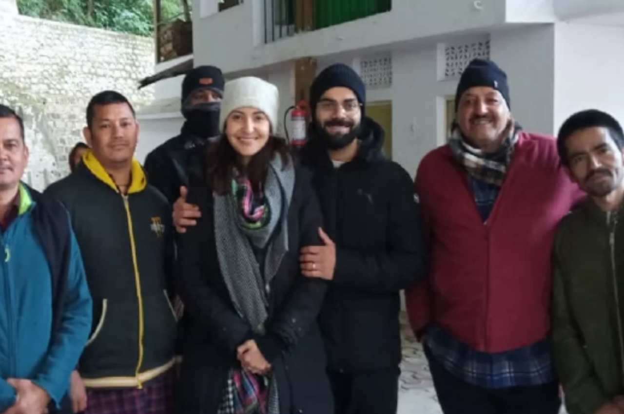 उत्तराखंड की वादियों में पहुंचे विराट कोहली, पत्नी अनुष्का और बेटी वामिका के साथ कैंची धाम में किया हनुमान चालीसा का पाठ