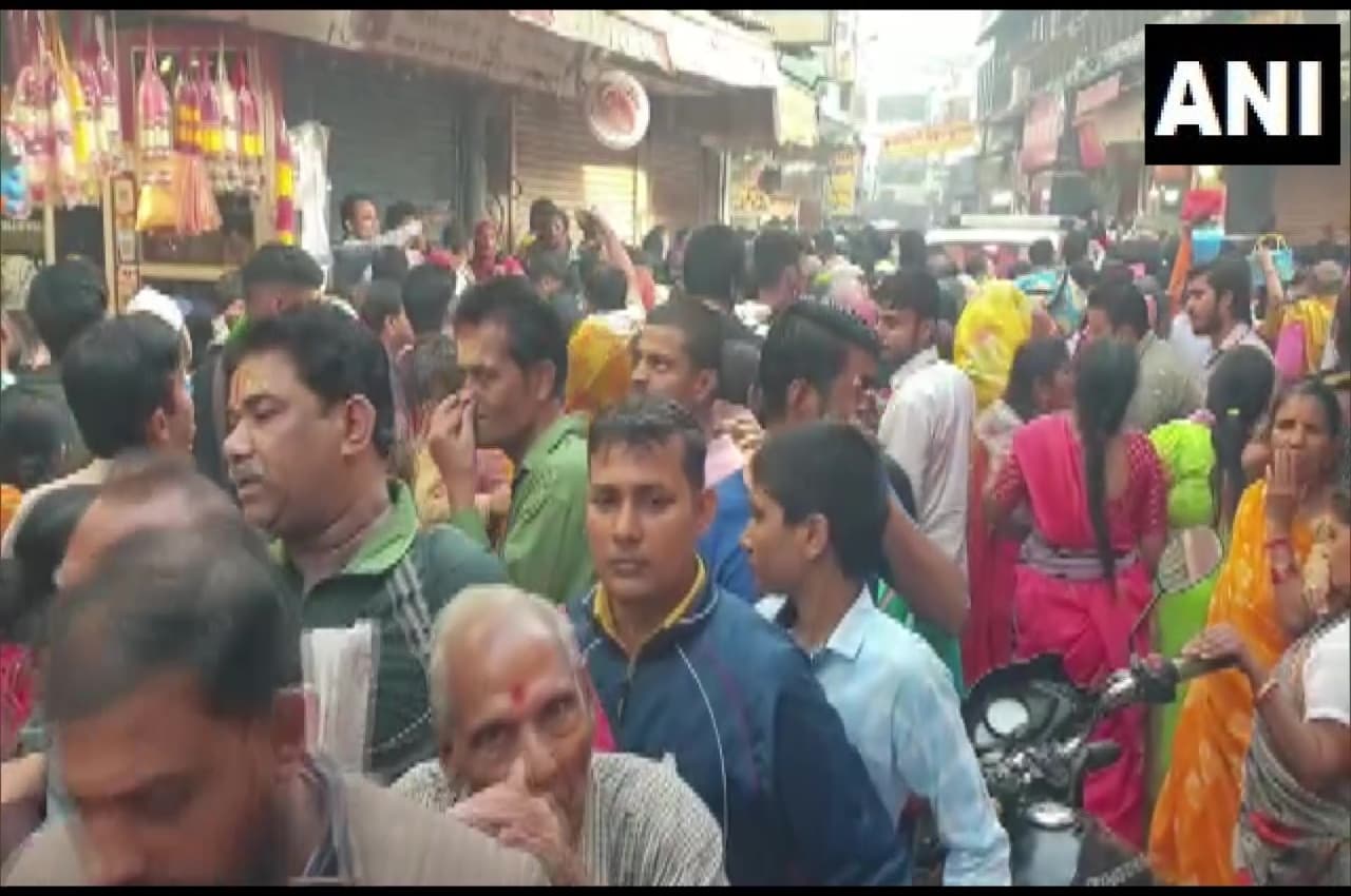 Vrindavan: बांके बिहारी मंदिर में बड़ा हादसा होने से टला, बेतहाशा भीड़ में कई घायल, पुलिसवालों ने ऐसे बचाई जान