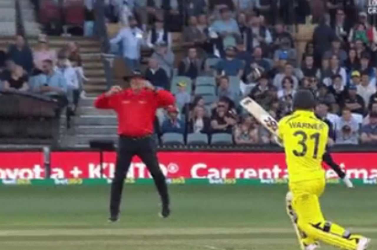 AUS vs ENG: डेविड वॉर्नर का कड़क पुल शॉट, अंपायर के कान पर सिटी बजाती निकली गेंद, देखें वीडियो