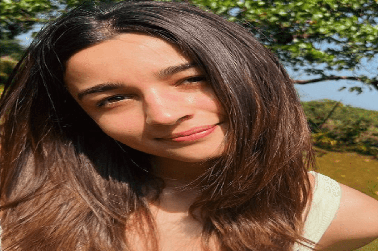 Alia Bhatt First Pic After Pregnancy: बेटी के जन्म के बाद आलिया ने फैंस के साथ साझा की अपनी पहली झलक