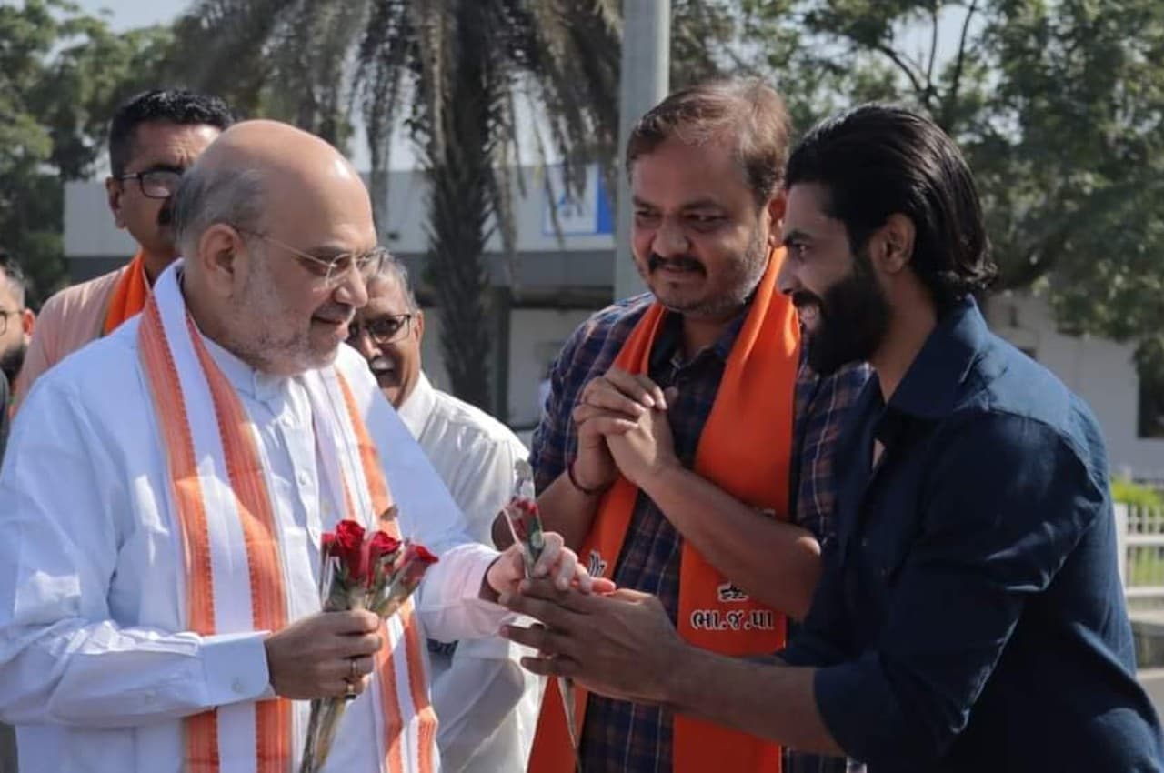 Gujarat Election 2022: क्रिकेटर रवींद्र जड़ेजा ने ऐसे किया अमित शाह का स्वागत, पत्नी रीवाबा भी रहीं मौजूद