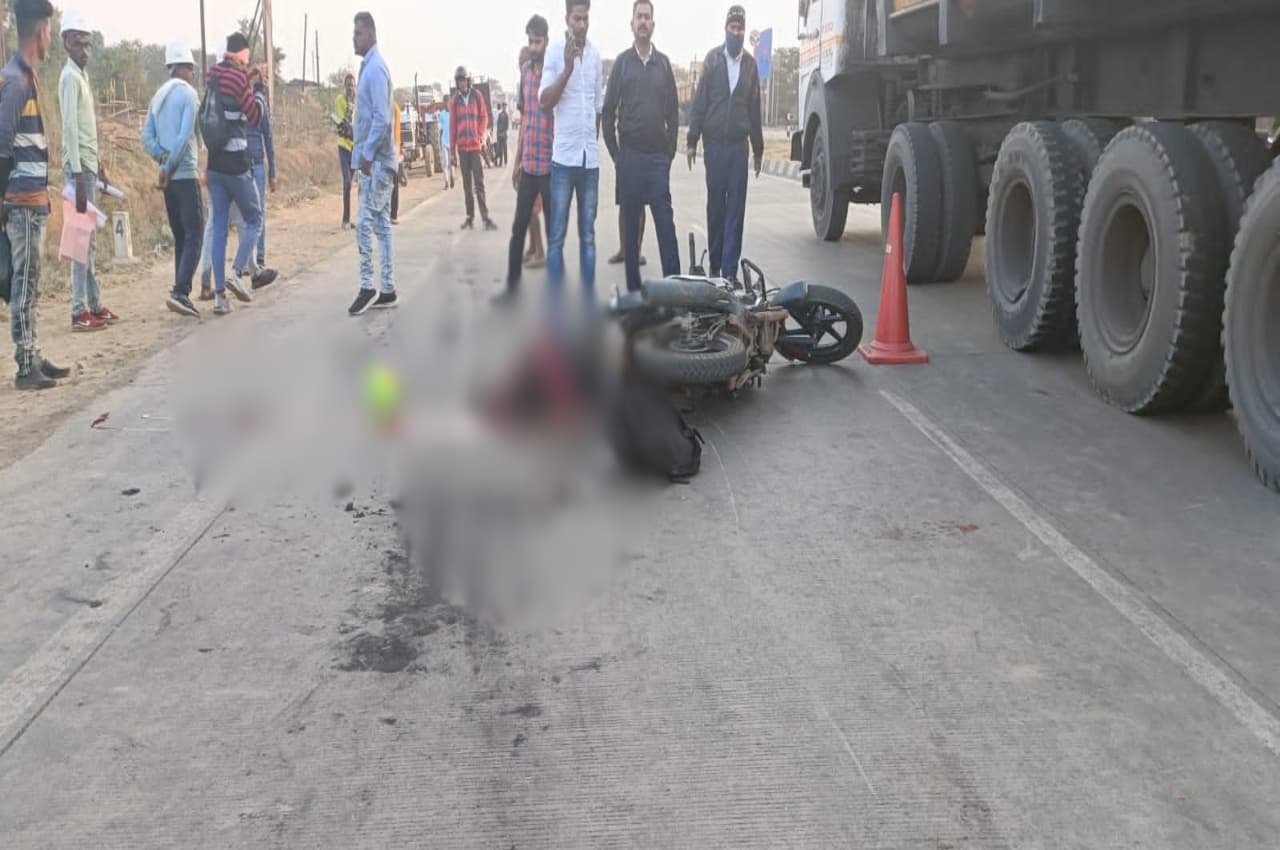 Chhattisgarh Road Accident: ट्रेलर की चपेट में आए बाइक सवार 3 दोस्त, मौके पर एक की मौत, 2 घायल
