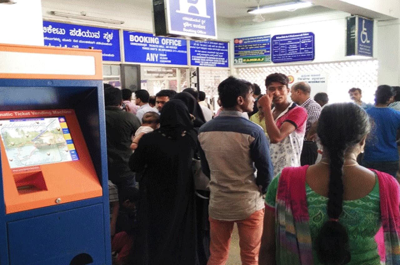 Indian Railways: रेल यात्रियों के लिए बड़ी खबर! इन दिनों टिकट बुकिंग समेत ये सेवाएं रहेंगी बंद, तुरंत चेक करें डीटेल्स