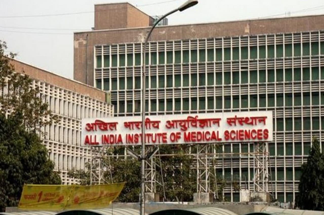 AIIMS Delhi Advisory: दिल्ली एम्स ने कर्मचारियों के लिए जारी की एडवाइजरी, कहा- जरूरत पड़े तो तुरंत खुद को क्वारैंटाइन करें