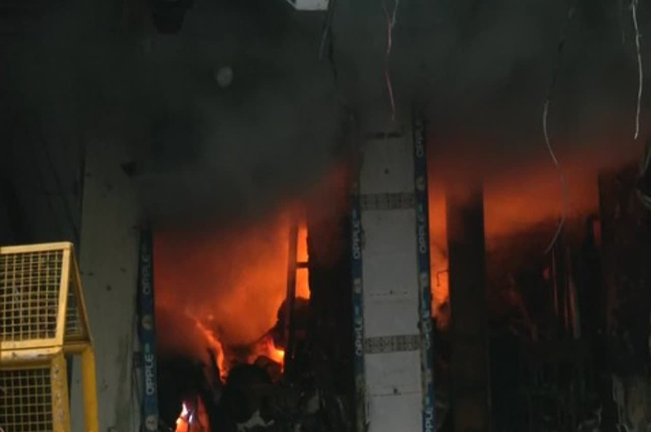 Delhi Fire: चांदनी चौक मार्केट में भीषण आग, 11 घंटे बाद भी नहीं पाया जा सका है काबू