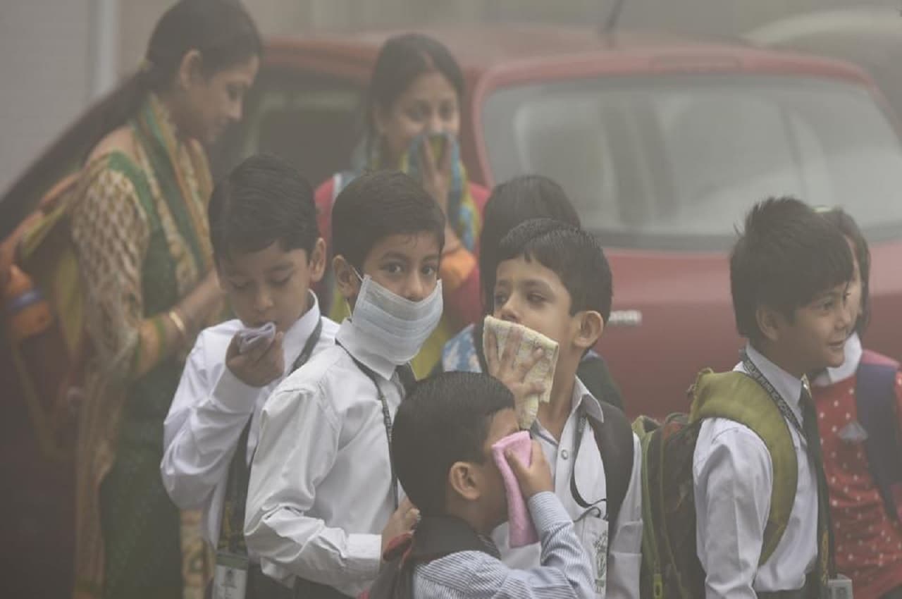 Delhi Pollution: केजरीवाल सरकार का बड़ा फैसला, प्रदूषण में सुधार होने तक प्राथमिक स्कूल रहेंगे बंद