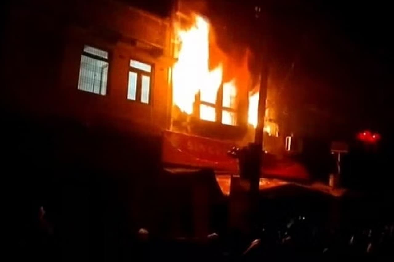 UP News: फिरोजाबाद में एक ही परिवार के छह लोगों की जिंदा जलकर मौत, इनमें तीन बच्चे भी शामिल