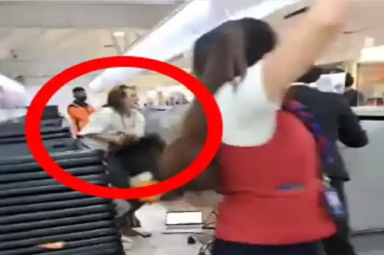 Viral Video: फ्लाइट छूटने के बाद मेक्सिको हवाईअड्डे पर बौखलाई एक महिला, एयरलाइन के कर्मचारी पर किया हमला
