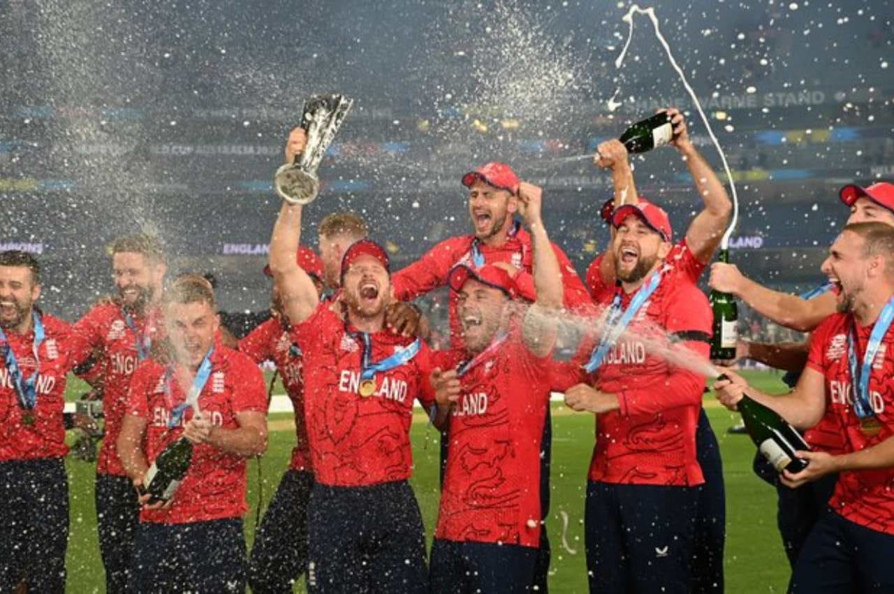 T20 WC: वर्ल्ड कप की ट्रॉफी थामते ही जोस बटलर ने दो प्लेयर्स को स्टेज से उतार दिया, वायरल हुआ Video