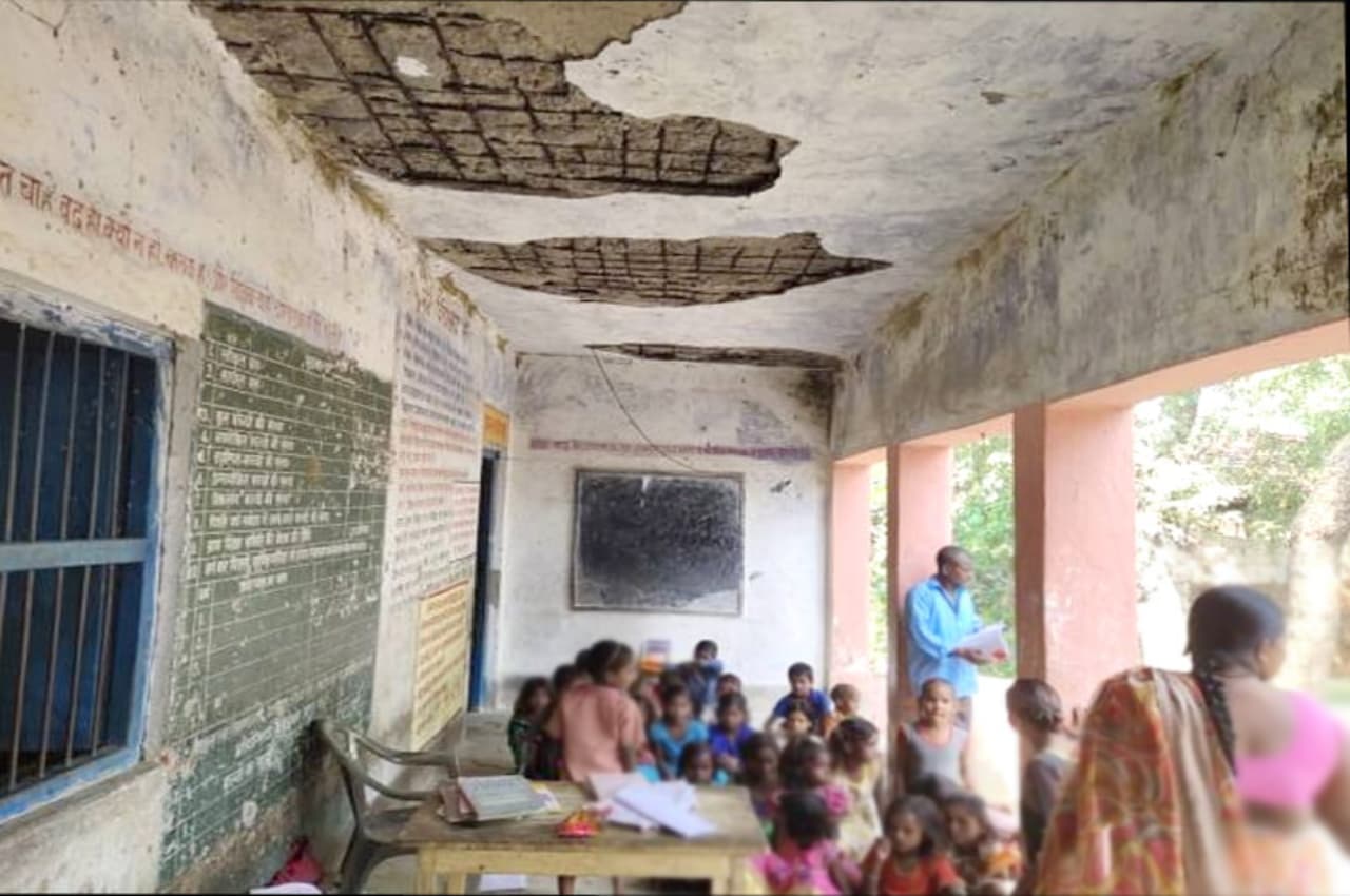 कानपुर में रेलवे लाइन के किनारे बैठकर पढ़ रहा 'देश का भविष्य', ग्रामीणों ने लगाए आरोप तो अधिकारी ने दिया ये जवाब