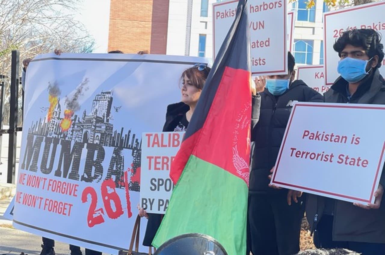26/11 हमले को लेकर US में PAK दूतावास के बाहर विरोध प्रदर्शन, पाकिस्तान पर आतंकियों को शरण देने का आरोप