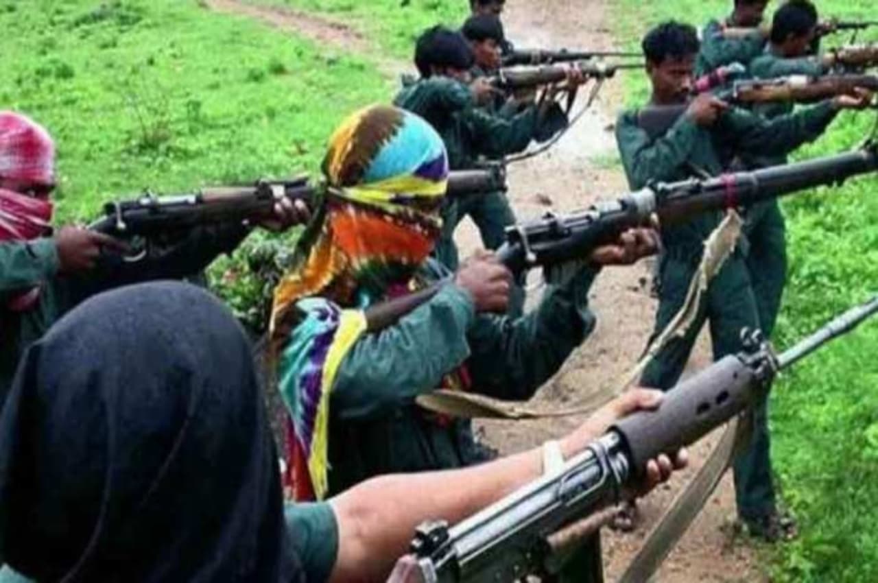 छत्तीसगढ़ में पुलिस-नक्सली मुठभेड़ में एक जवान शहीद, हर चप्पे की बैकअप पार्टी कर रही तलाश