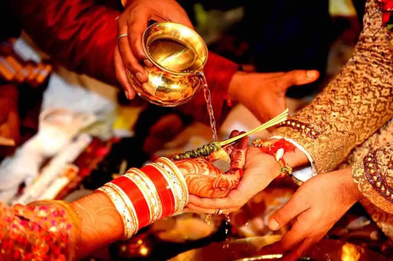 Shubh Vivah Muhurat 2022: शादी के लिए बन रहे हैं ये 16 शुभ मुहूर्त, आज ही करवा लें बुकिंग