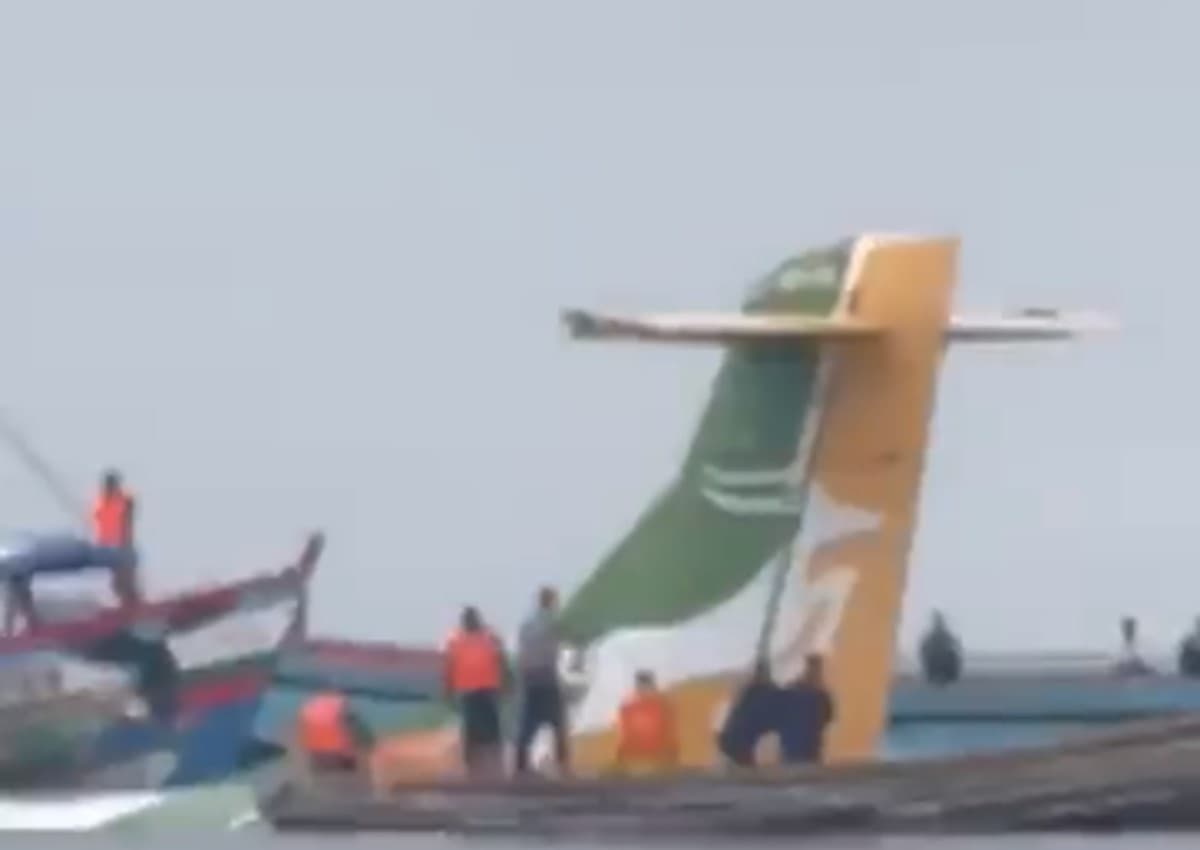 plane crashes plane crashes