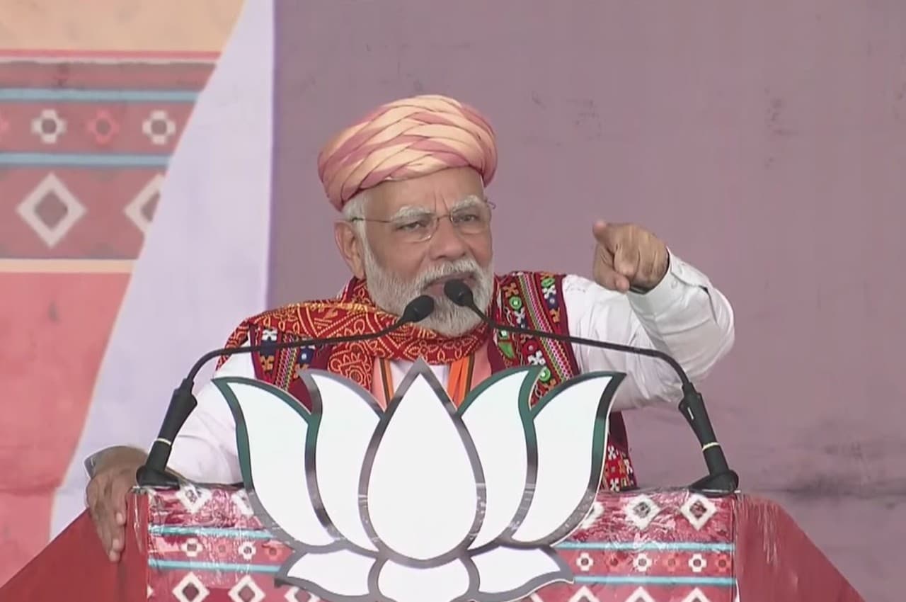 Gujarat Elections 2022: दूसरे चरण के मतदान के लिए BJP तैयार, PM मोदी आज चार जनसभाओं को करेंगे संबोधित