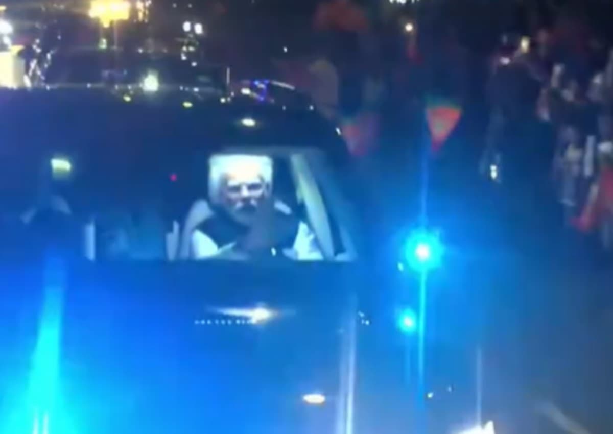 PM Modi Surat Roadshow Live: सूरत में 'मोदी मैजिक', एयरपोर्ट से अब्रामा तक सड़कों पर लगे मोदी-मोदी के नारे