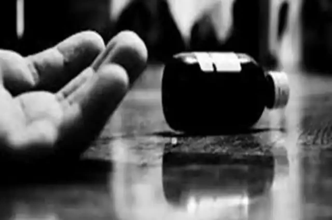 खाने को पैसा नहीं, दवाइयां कहां से खरीदूं? 3 लाशें एक ऑटो में मिलीं, मां-बाप-बेटे ने सुसाइड नोट भी लिखा