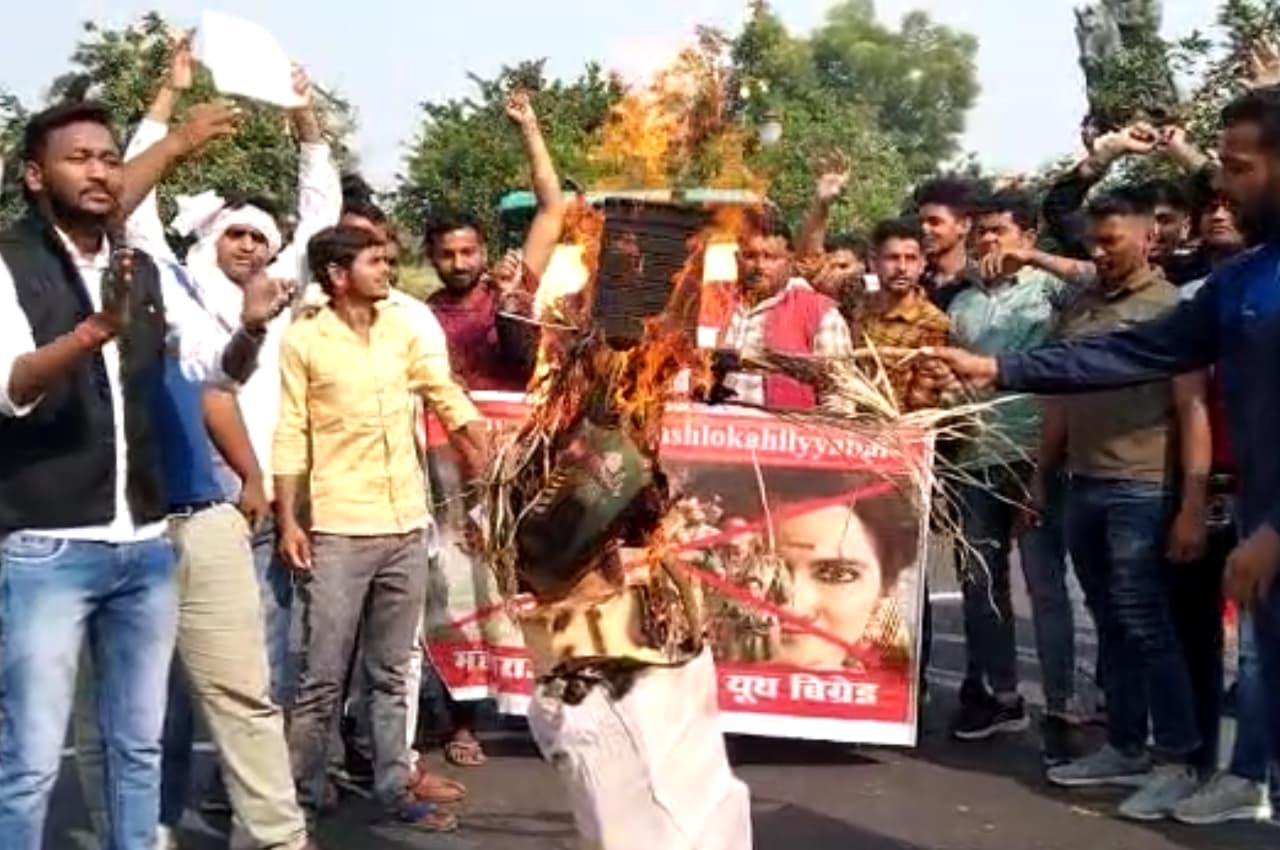 अहिल्याबाई सीरियल के निर्माताओं का भरतपुर में फूंका पुतला, जानें क्या है विवाद की वजह