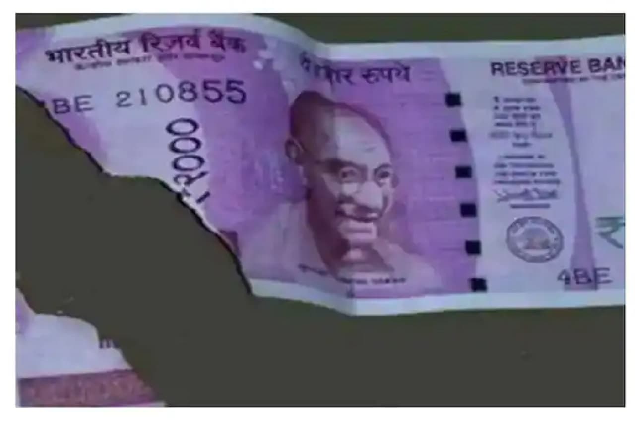 ATM से अगर निकल आए कटे-फटे या नकली नोट तो क्या करें? यहां दी है बिलकुल सही राय