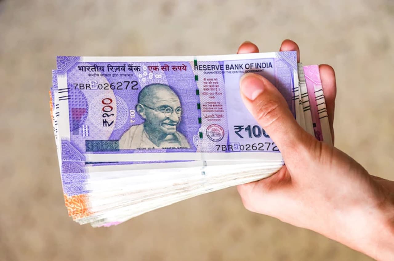 New LIC Super Plan: हर महीने सिर्फ 3,600 रुपये निवेश करें और मैच्योरिटी पर पाएं 27 लाख, जानिए कैसे?