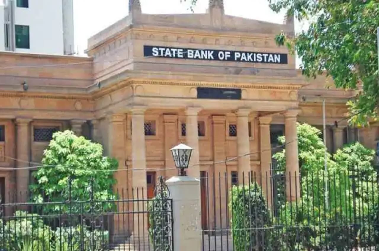पड़ोसी देश पाकिस्तान में अब 0% ब्याज दर पर मिलेगा Loan, सरकार 2027 तक बैंकिंग प्रणाली में कर देगी ये बड़ा बदलाव!