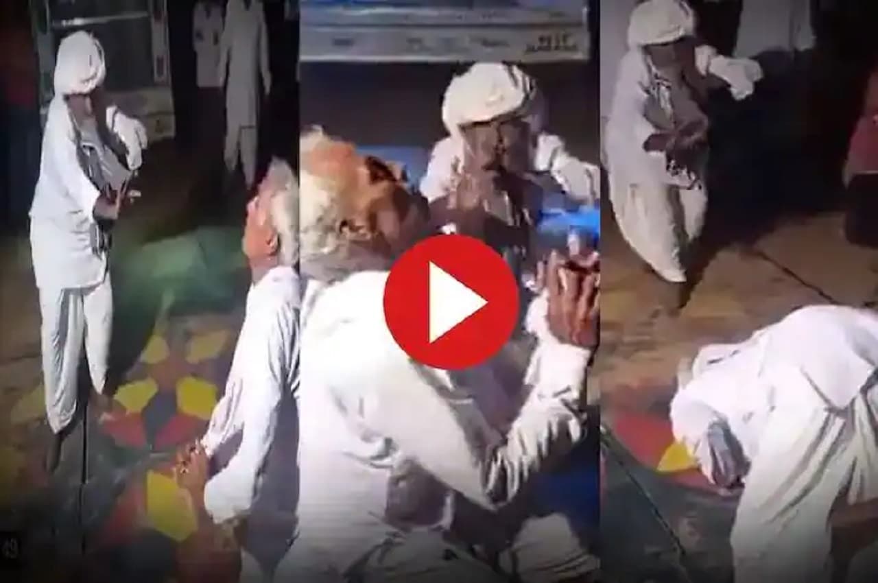 Viral Video: दोस्त बना सपेरा तो बुजुर्ग आदमी करने लगा नागिन डांस, दोनों की पागलपंती हैरान करने वाली