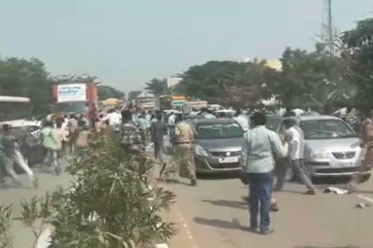 Viral Video: तेलंगाना में BRS MLA बालकिशन के काफिले पर हमला, यूथ कांग्रेस कार्यकर्ताओं ने बरसाई चप्पलें