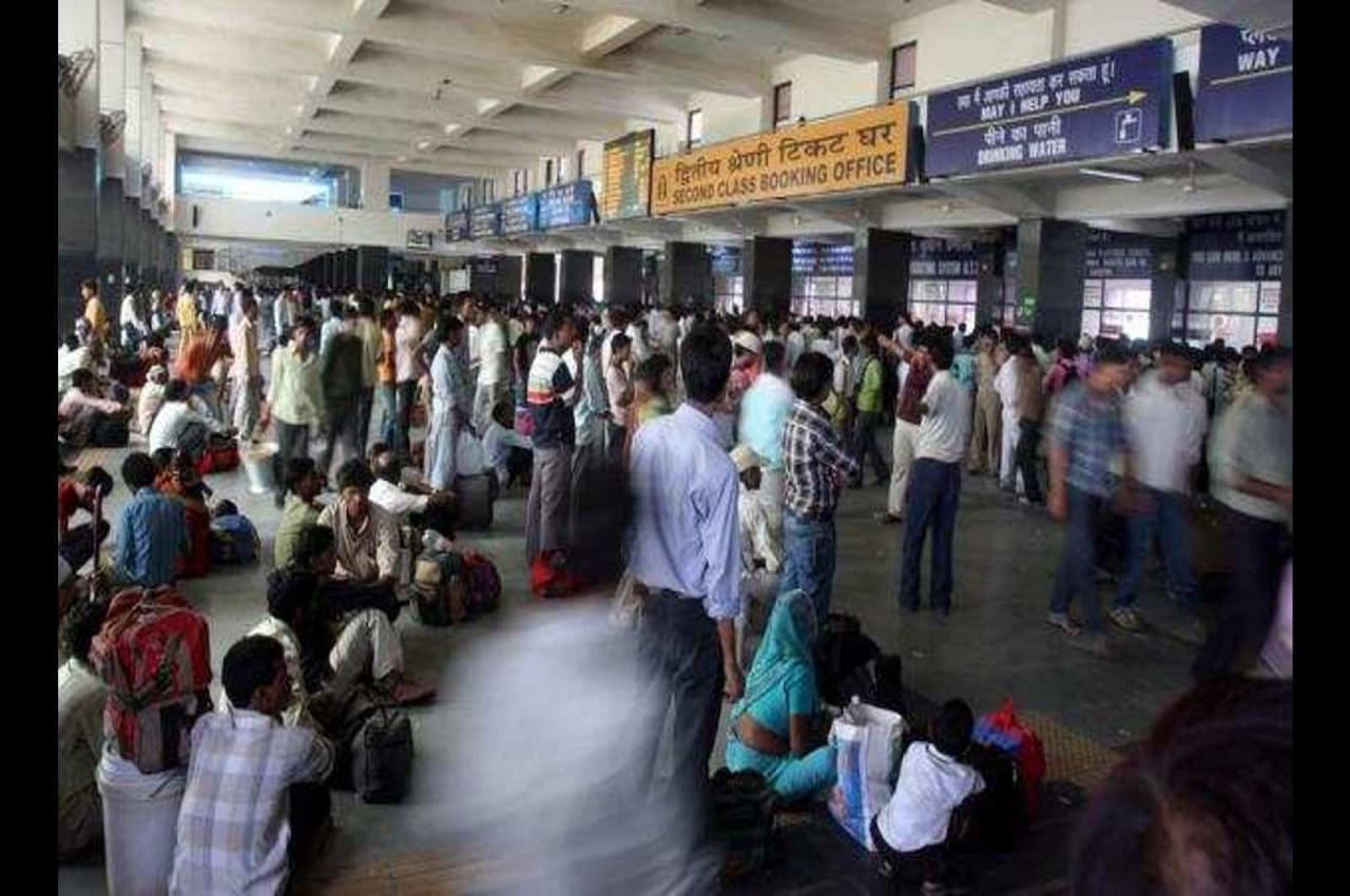Indian Railways Rules: अब बिना टिकट भी कर सकेंगे ट्रेन में सफर, TTE आए तो करें ये काम!