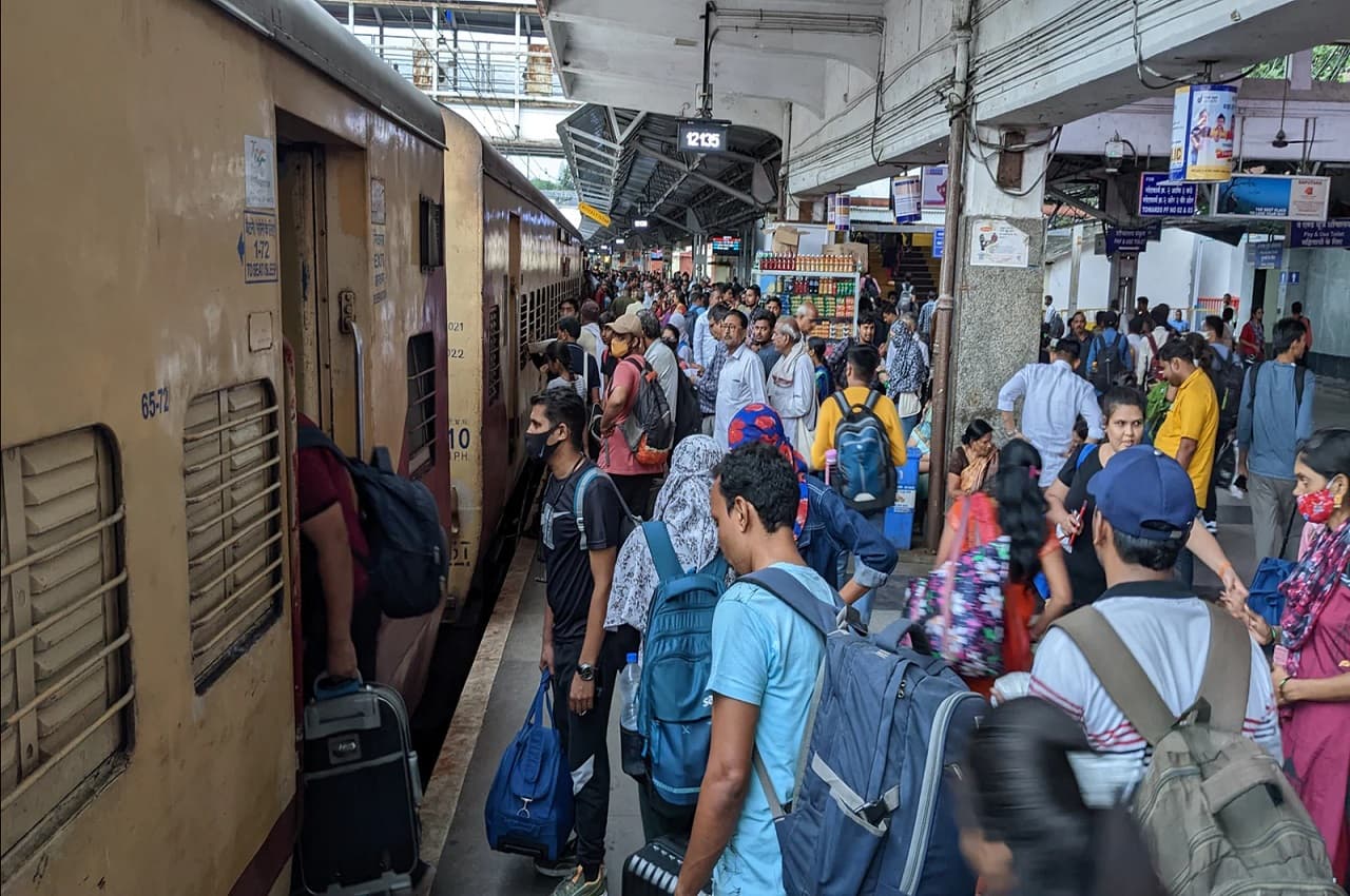 Indian Railways: खुशखबरी! अब ट्रेन में सफर करने के लिए नहीं खरीदनी पड़ेगी टिकट, इस स्कीम का उठाएं फायदा