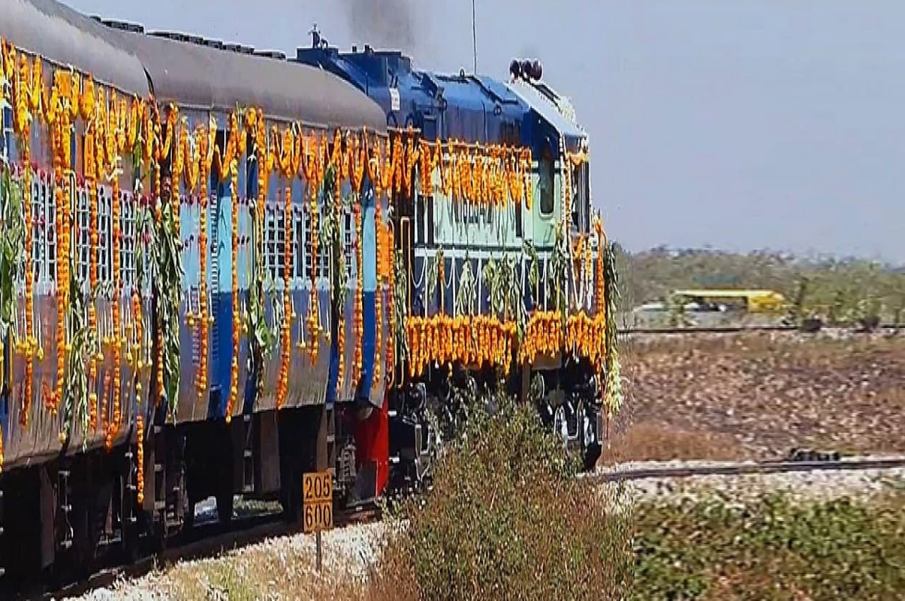 Indian Railways: सबरीमाला के भक्तों के लिए 2 महीने तीर्थयात्रा सीजन के लिए चलेंगी विशेष ट्रेनें, देखें- क्या आपके स्टेशन पर भी रुकेगी?