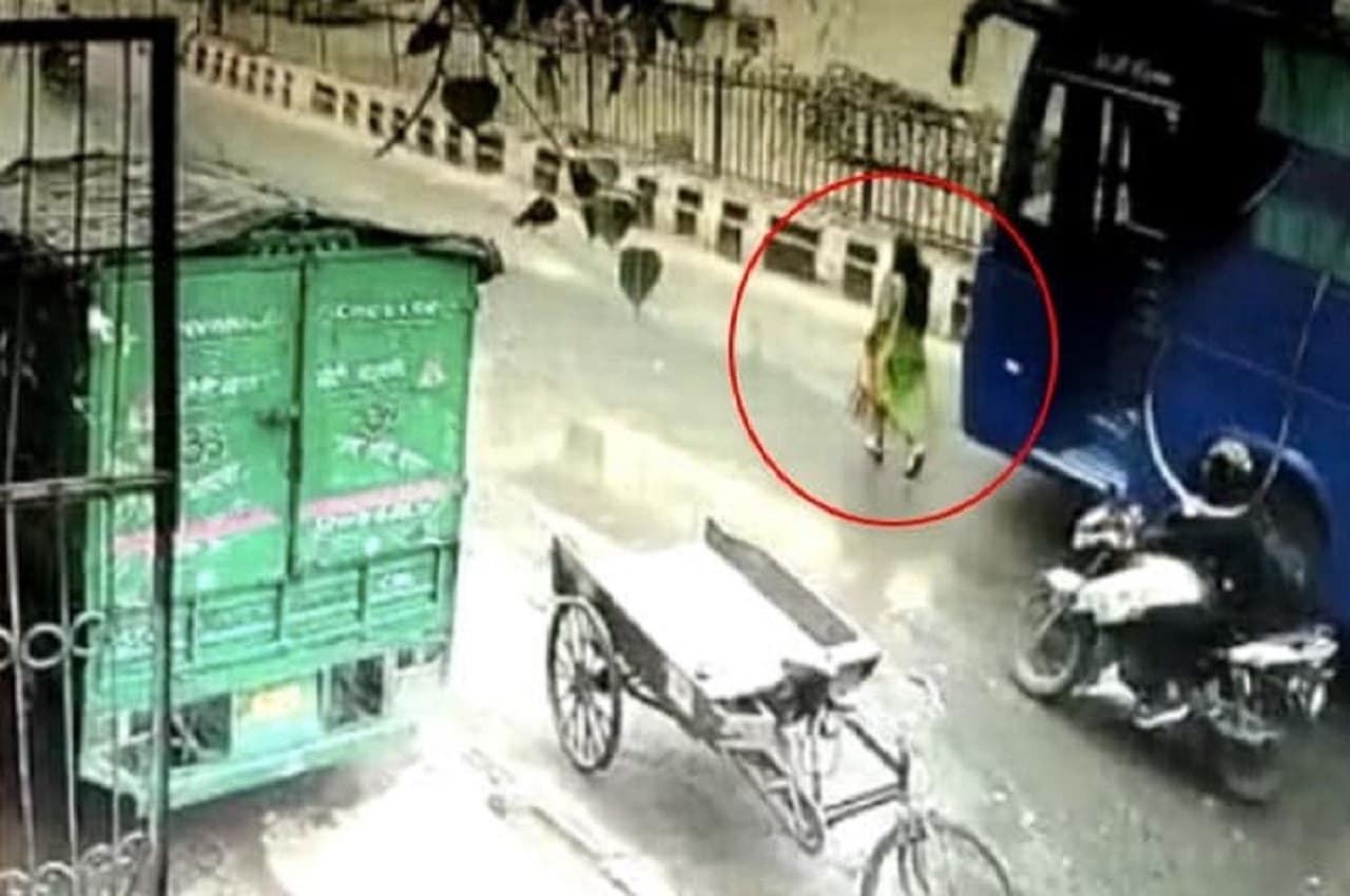 Viral Video: दिल्ली से वायरल इस वीडियो ने हिलाए सबके होश, जाने-अनजाने...लेकिन बस वाले ने कुचल दी महिला!