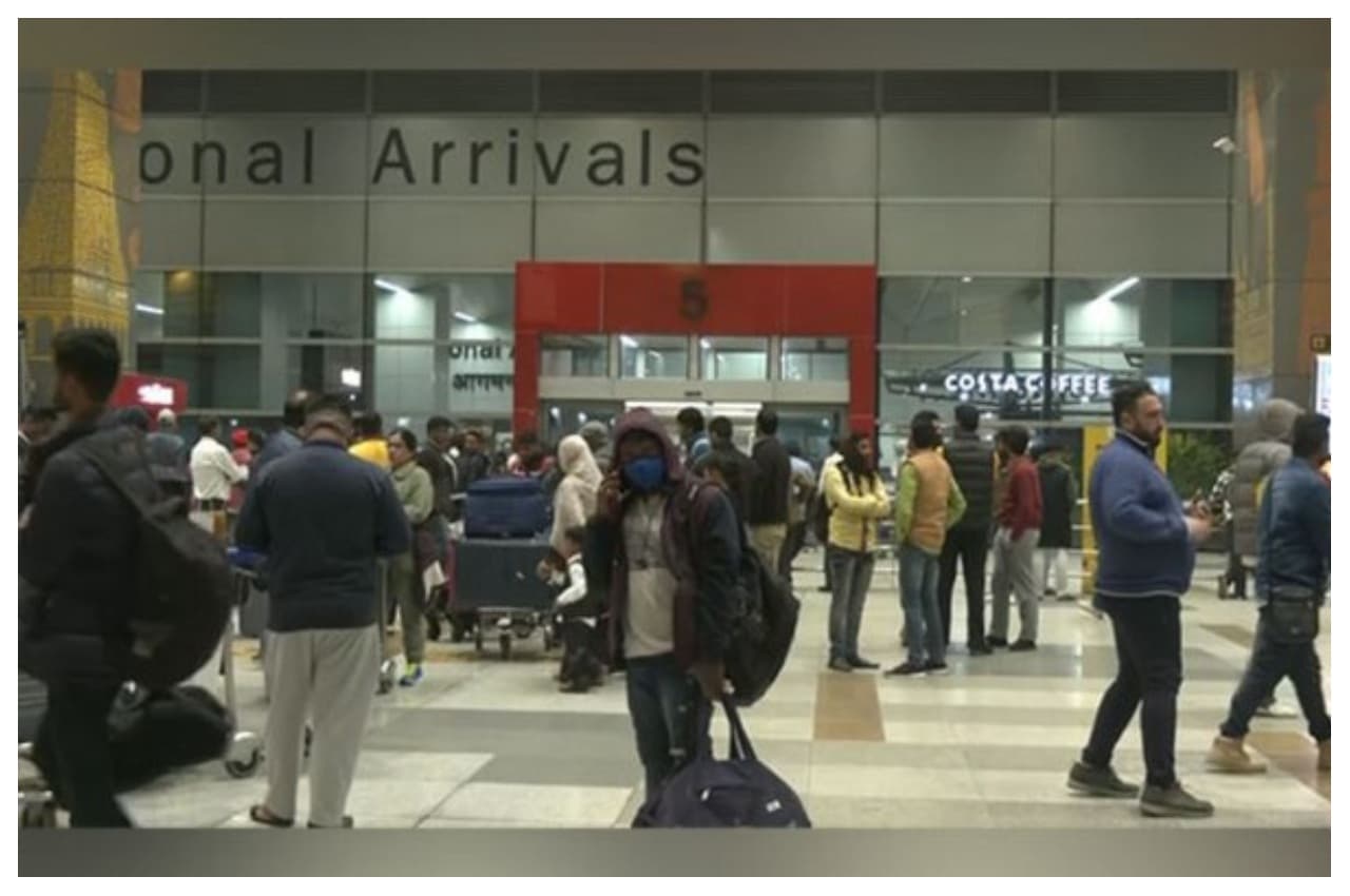 Delhi Airport: भीड़भाड़ को लेकर हाई लेवल मीटिंग, हवाईअड्डे पर क्षमता से दोगुना काम