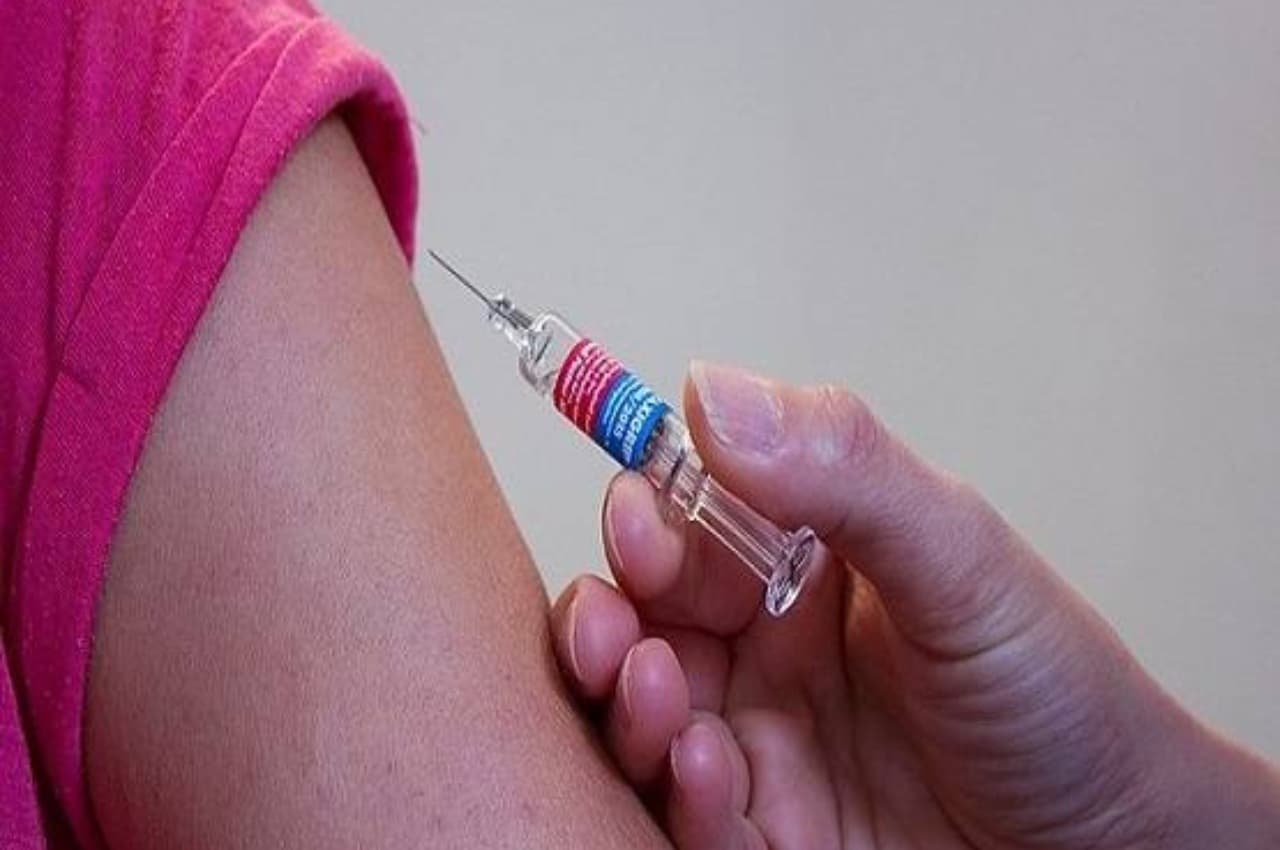 Gujarat News: पत्नी पर था शक, लगा दिया HIV Positive ब्लड का इंजेक्शन, फिर क्या हुआ, जानें पूरा माजरा 